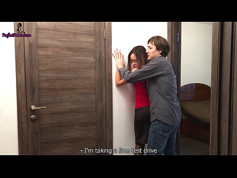 ❤️ Сексуалдуу риэлтор квартирасын сатууда кискасын сезгичтик менен жулкулдатат жана батири - Krempai ️ Порно видео боюнча бизде ❌❤